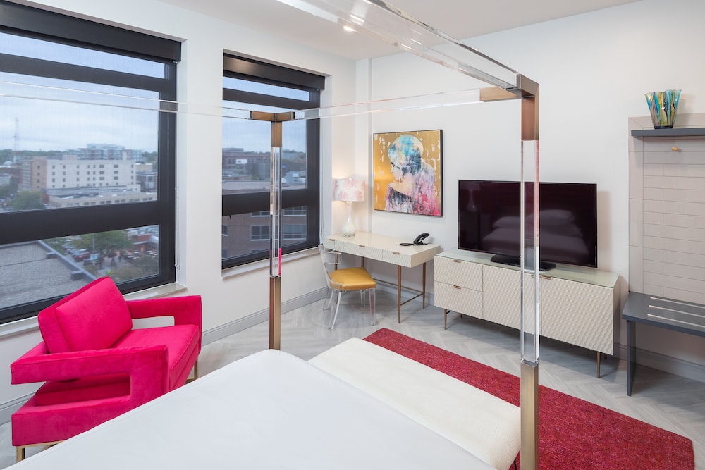 Deluxe Room, 1 Queen Bed, City View (Pretty In Pink) photo 2