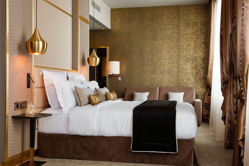 Queen Junior Suite thumbnail 6