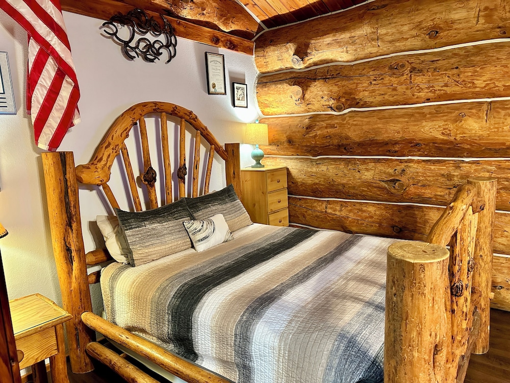 Signature Cabin, 1 Queen Bed, Lake View (Trout Lodge)
