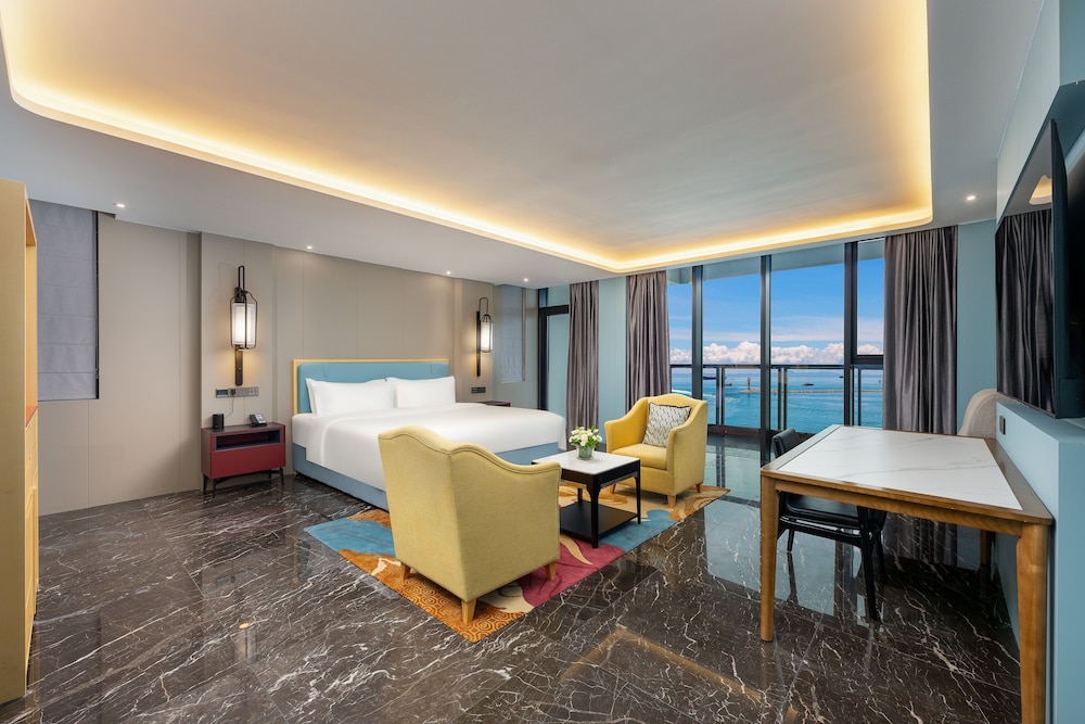 Standard Room, 1 King Bed, Balcony, Sea View photo 3