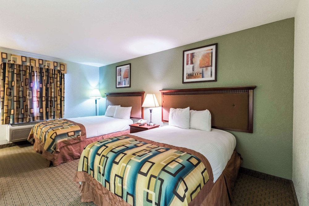 Standard Room, 2 Double Beds, Smoking - Photo 2