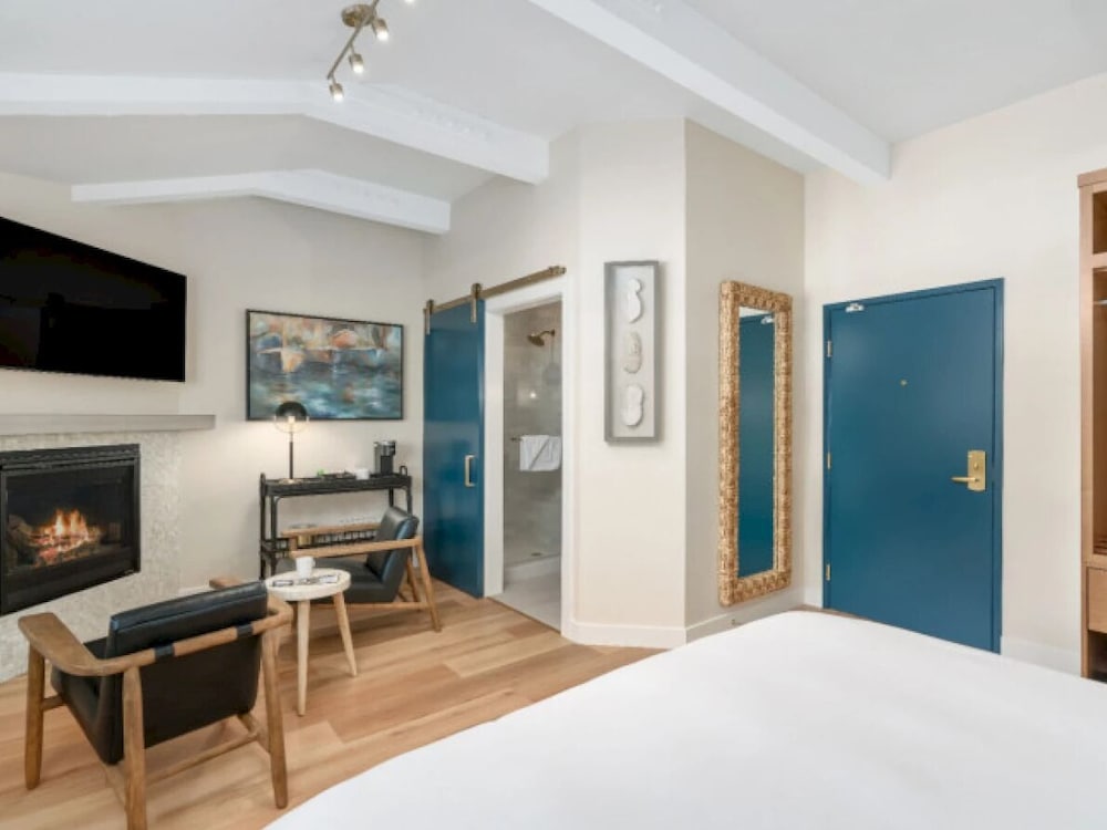 Deluxe Double Room, Private Bathroom (PREMIER CALIFORNIA KING - Town View) photo 2