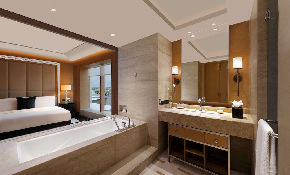 Suite, 1 Bedroom - Photo 3