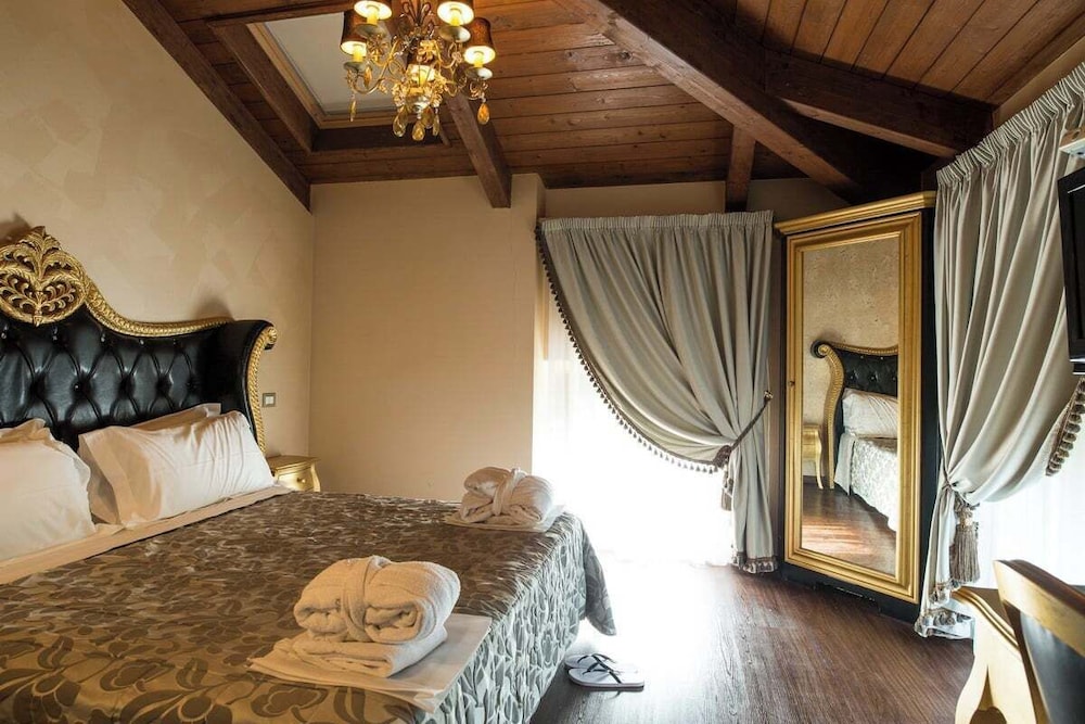 Studio Suite, 1 Double Bed, Hot Tub, Garden View