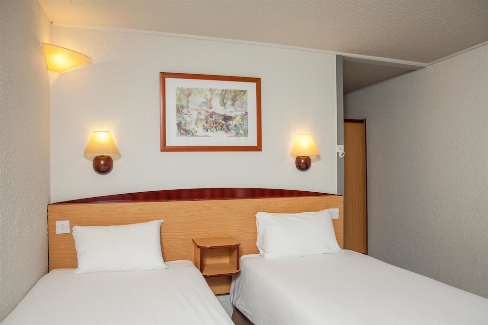 Standard Room, 2 Twin Beds - Photo 11