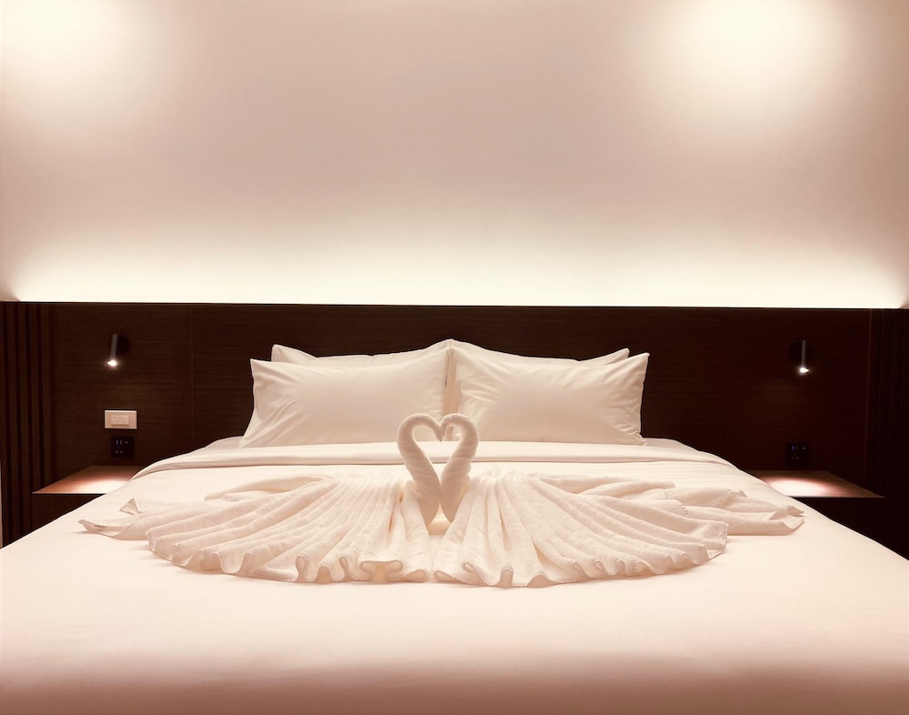 Deluxe Room, 1 King Bed, Bathtub - Photo 5