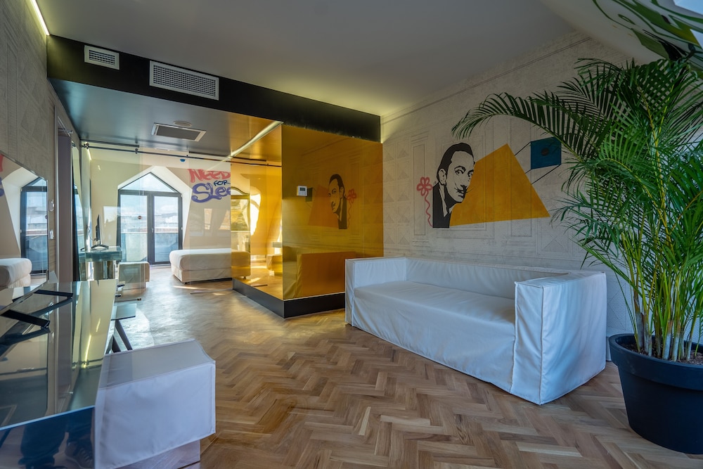 Suite - Photo 7