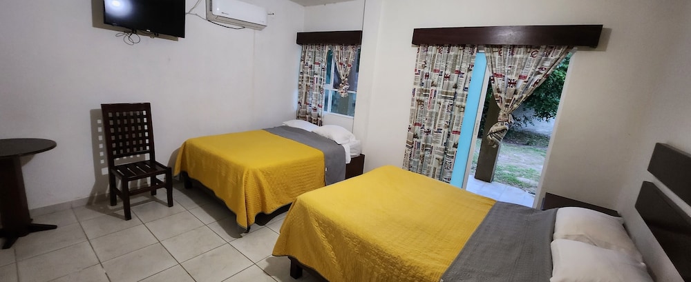 Room, 2 Double Beds photo 1