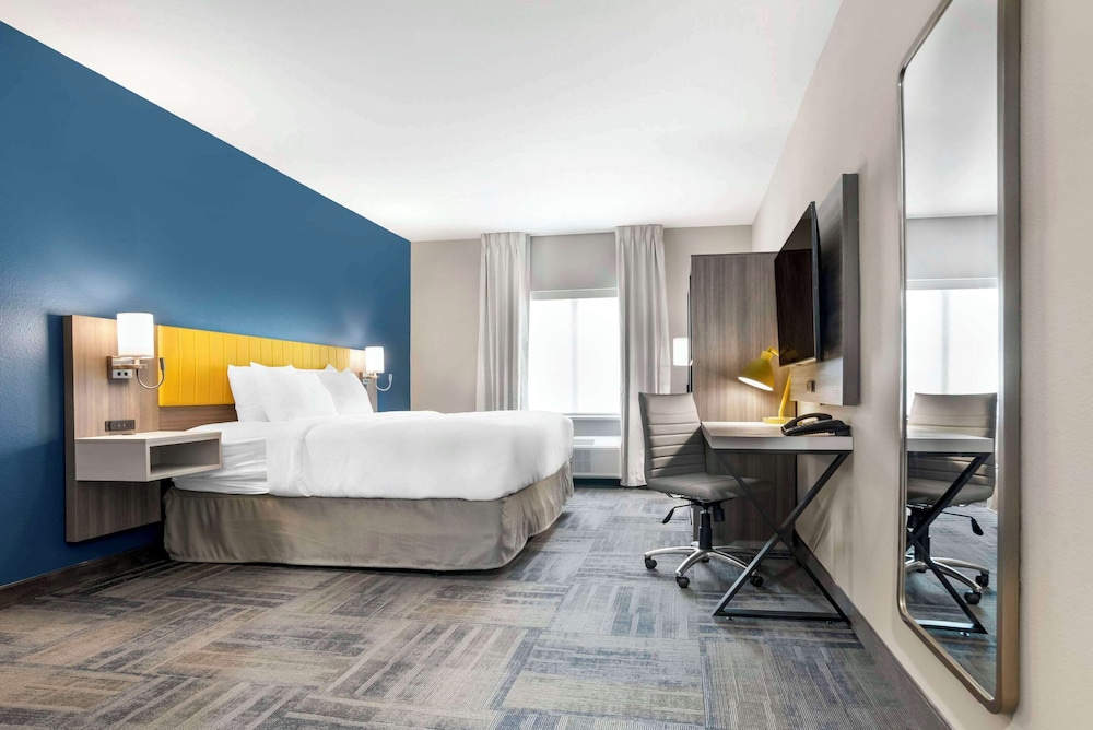 Suite, 1 King Bed, Accessible, Non Smoking photo 1