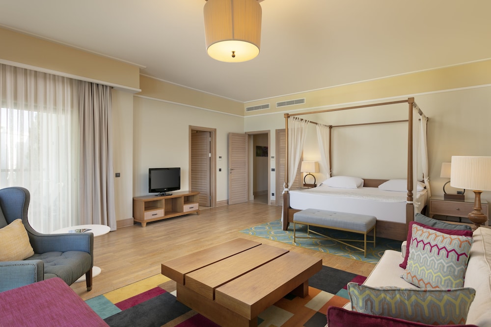 Suite (Lavender) photo 3