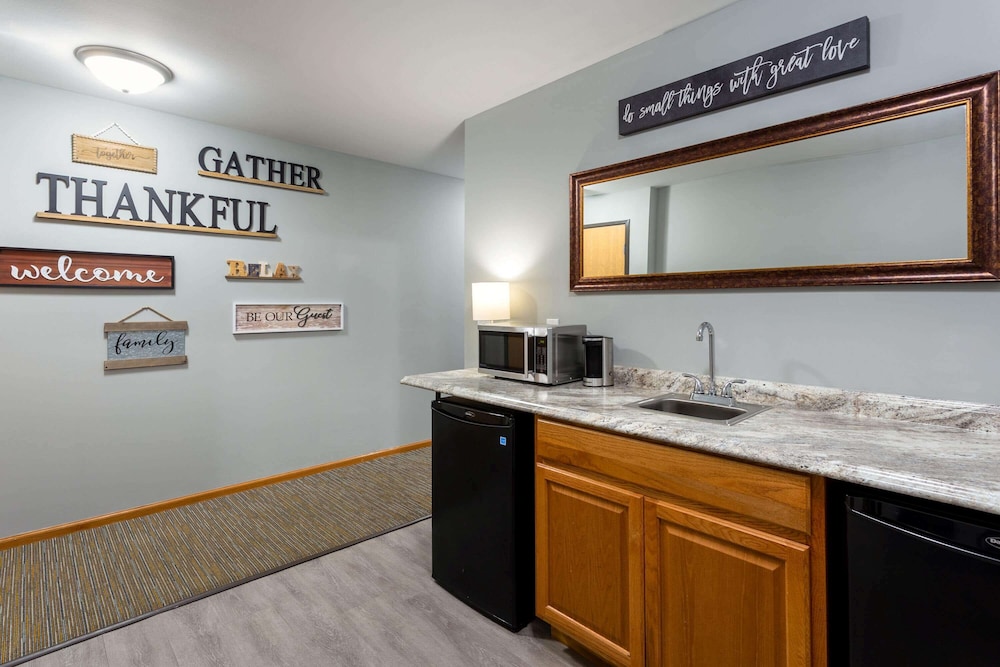 Deluxe Suite, 3 Bedrooms, Non Smoking (4 Queen Beds, 2 Twin Beds) photo 1