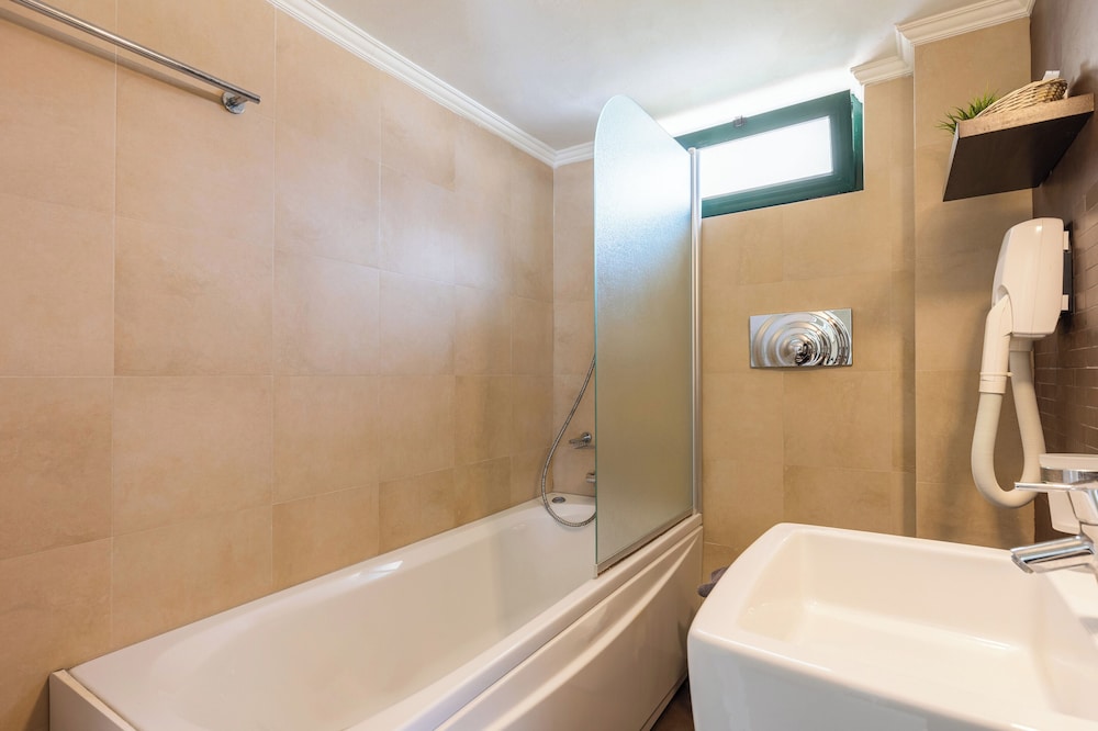 Junior Suite with Pool View - Photo 4