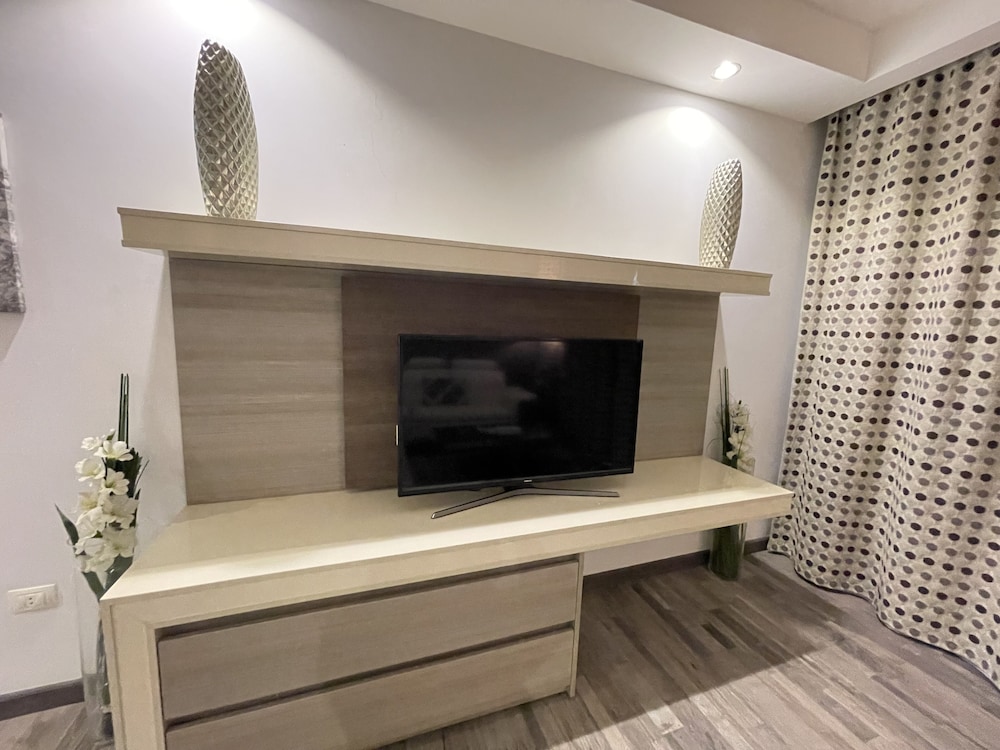 Deluxe King Studio Apartment thumbnail 5