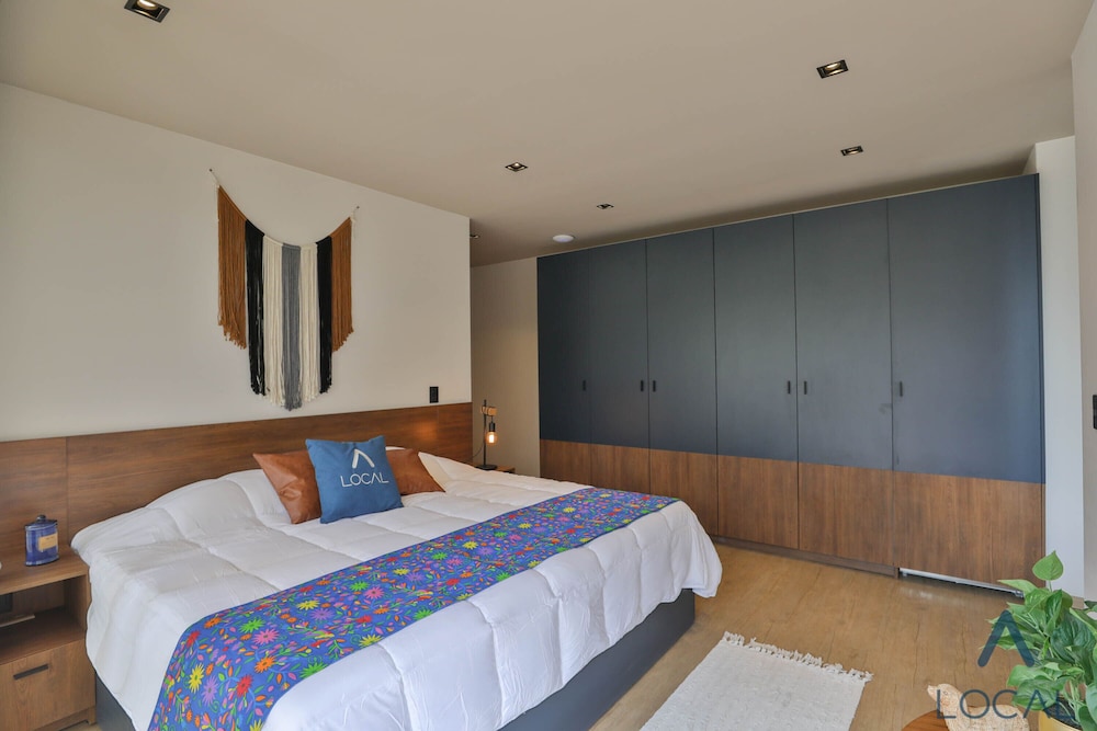One Bedroom Apartment With Kitchenette & Balcony photo 2