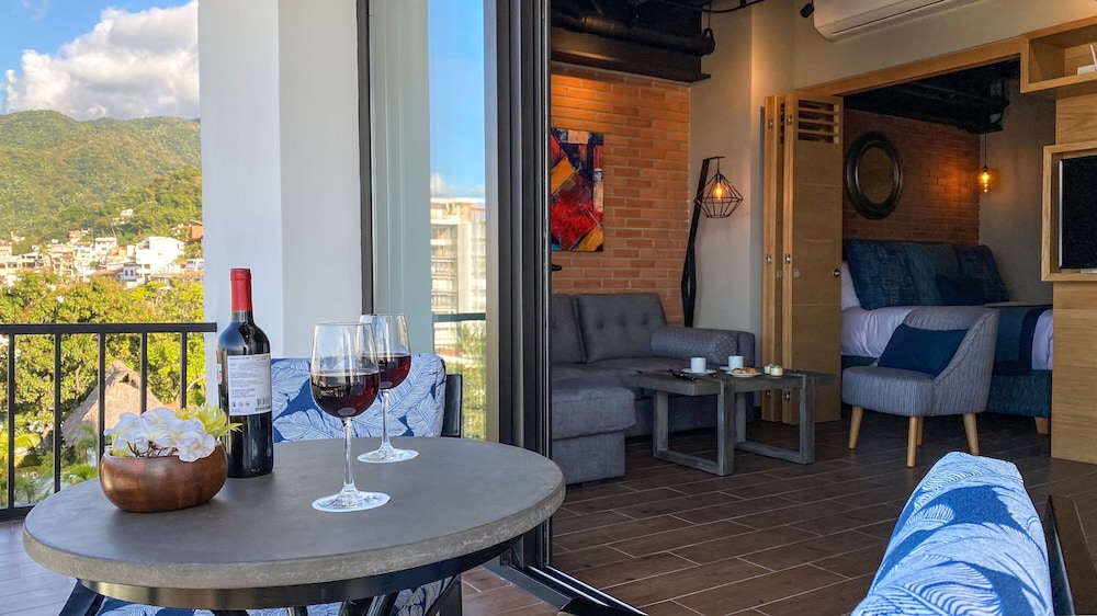 1 Bed 1 Bath Ocean Front Corner Suite