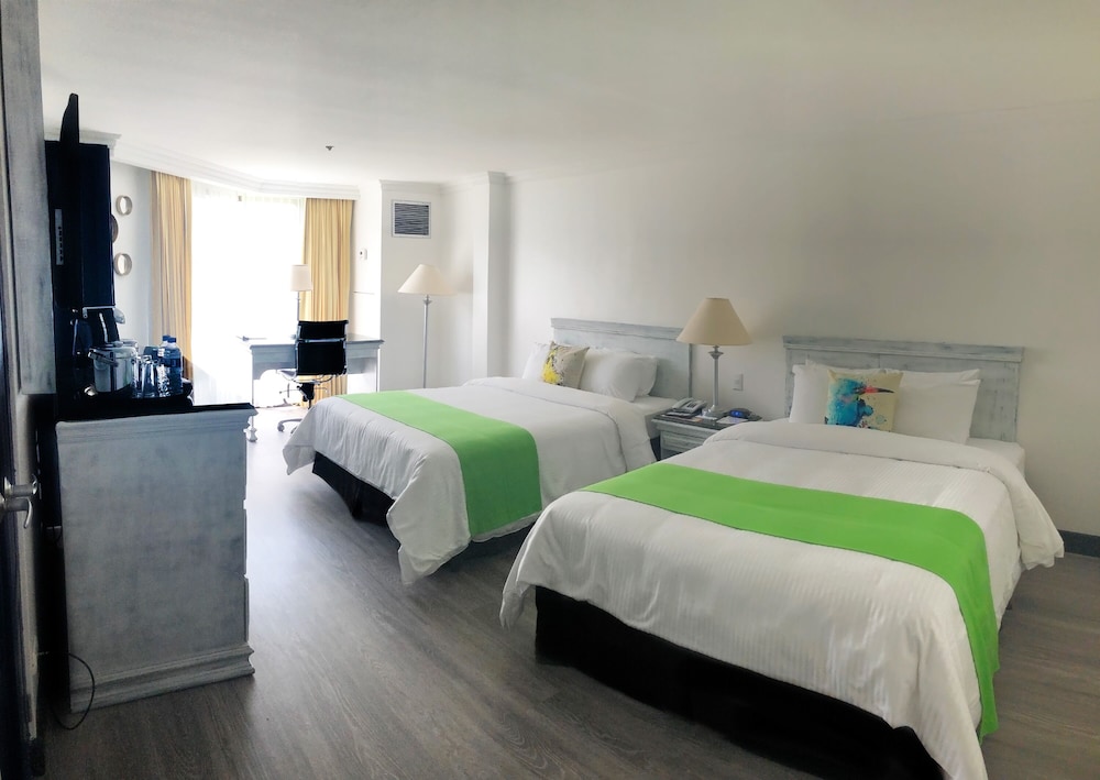 Premium Room, 2 Queen Beds, Non Smoking - Photo 4