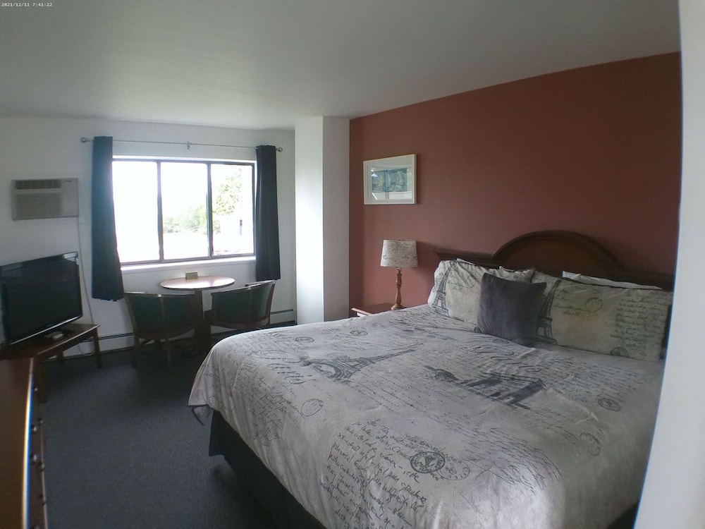 Room, 1 King Bed, Lake View, Ground Floor photo 1