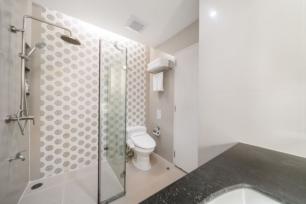 Grand Suite Room with Kitchenette - Photo 16