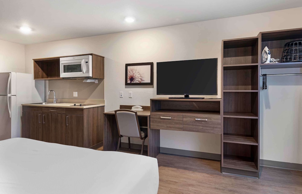 Standard Studio, 1 Queen Bed, Non Smoking, Refrigerator & Microwave - Photo 3