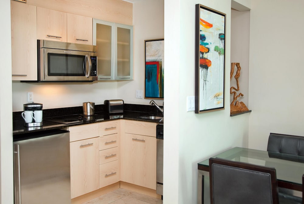 Suite, 1 King Bed, Balcony, City View - Photo 2