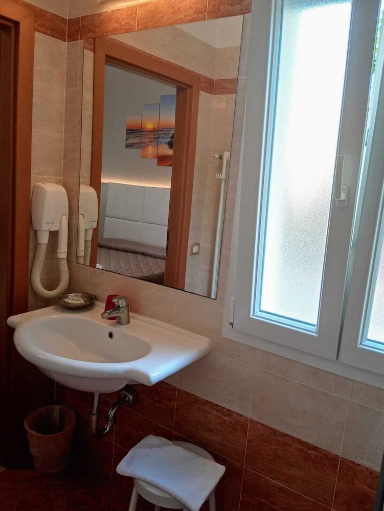 Double or Twin Room - Photo 12
