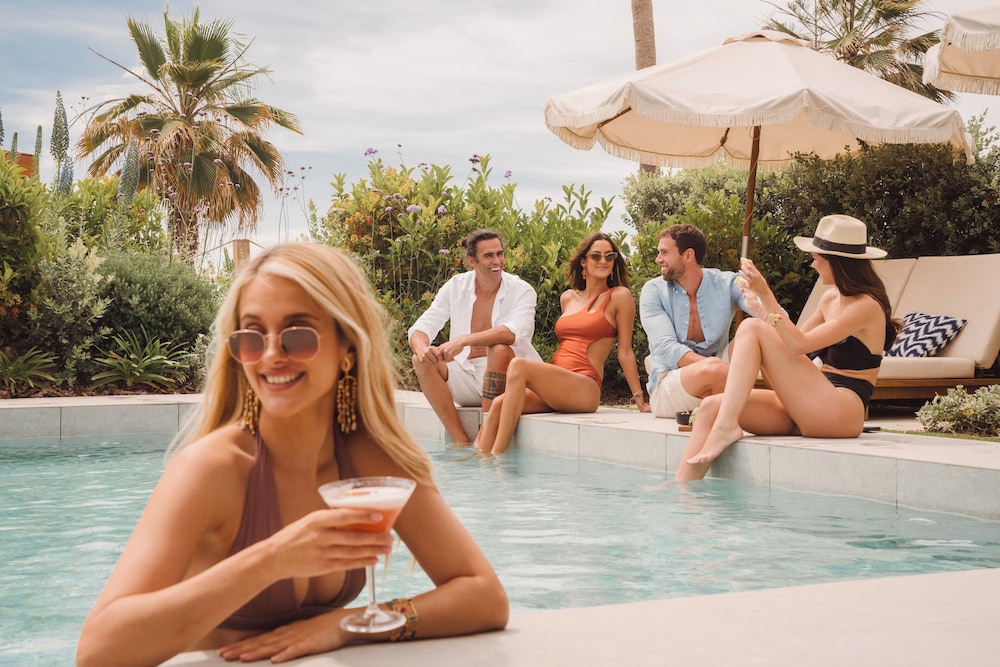 Beach Suite with private Pool and Garden thumbnail 5