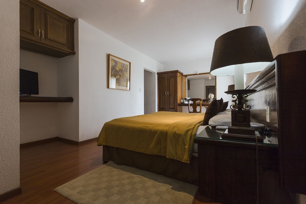Standard Room, 1 King Bed, Garden View