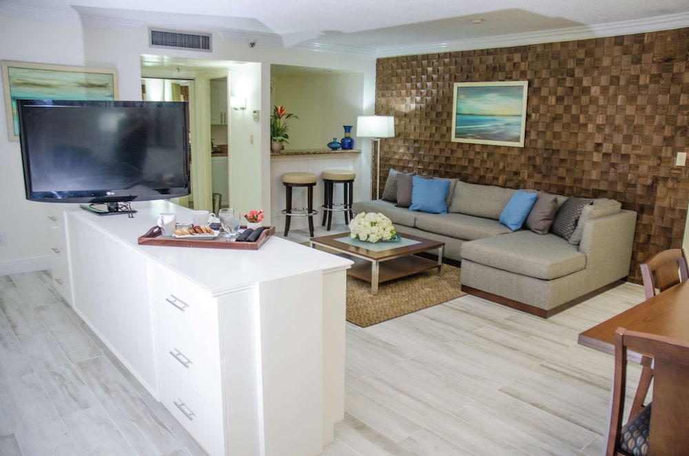 Room, 1 King Bed, Accessible (Mobility & Hearing, Roll-in Shower) - Photo 3