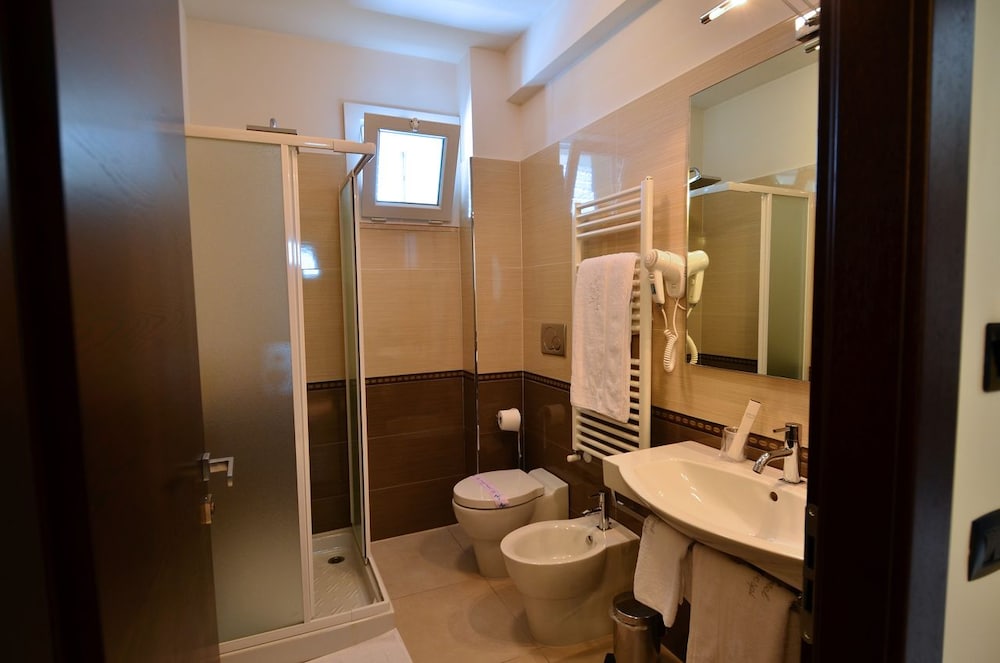 Classic Double Room, Private Bathroom - Photo 6