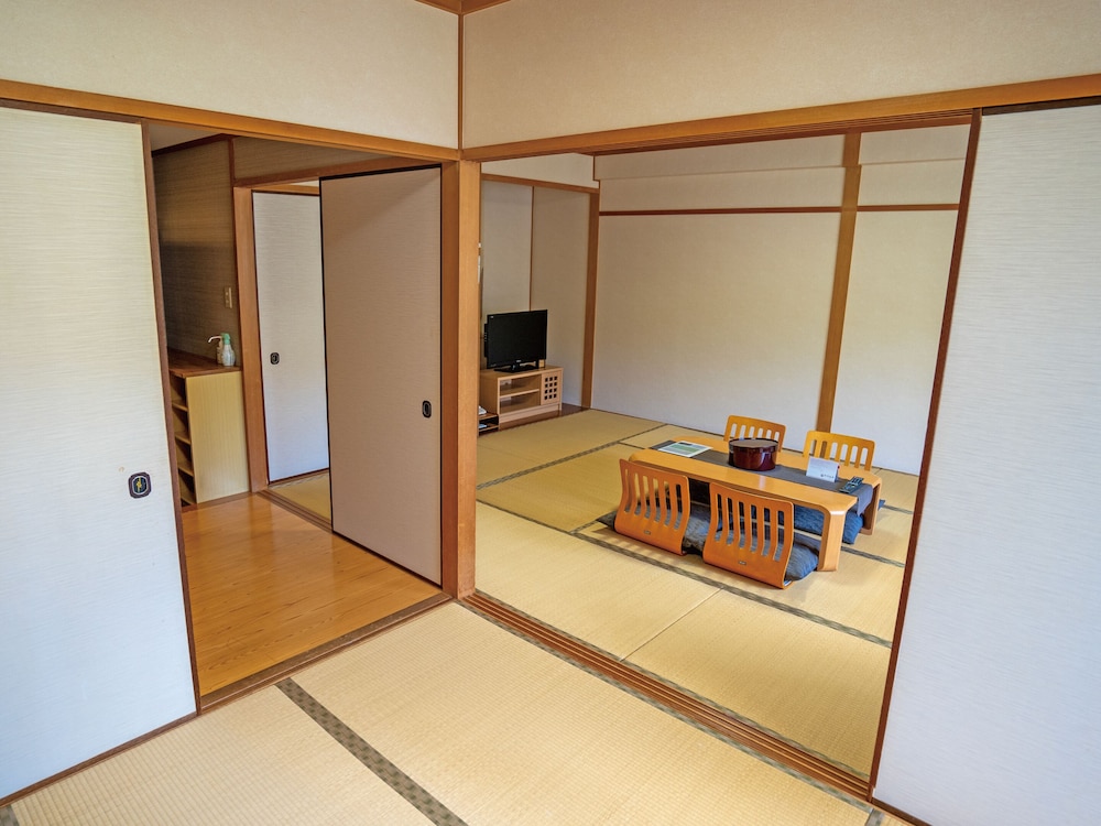 Japanese Style Room for 6 Guests with Shared Bathroom - Photo 6