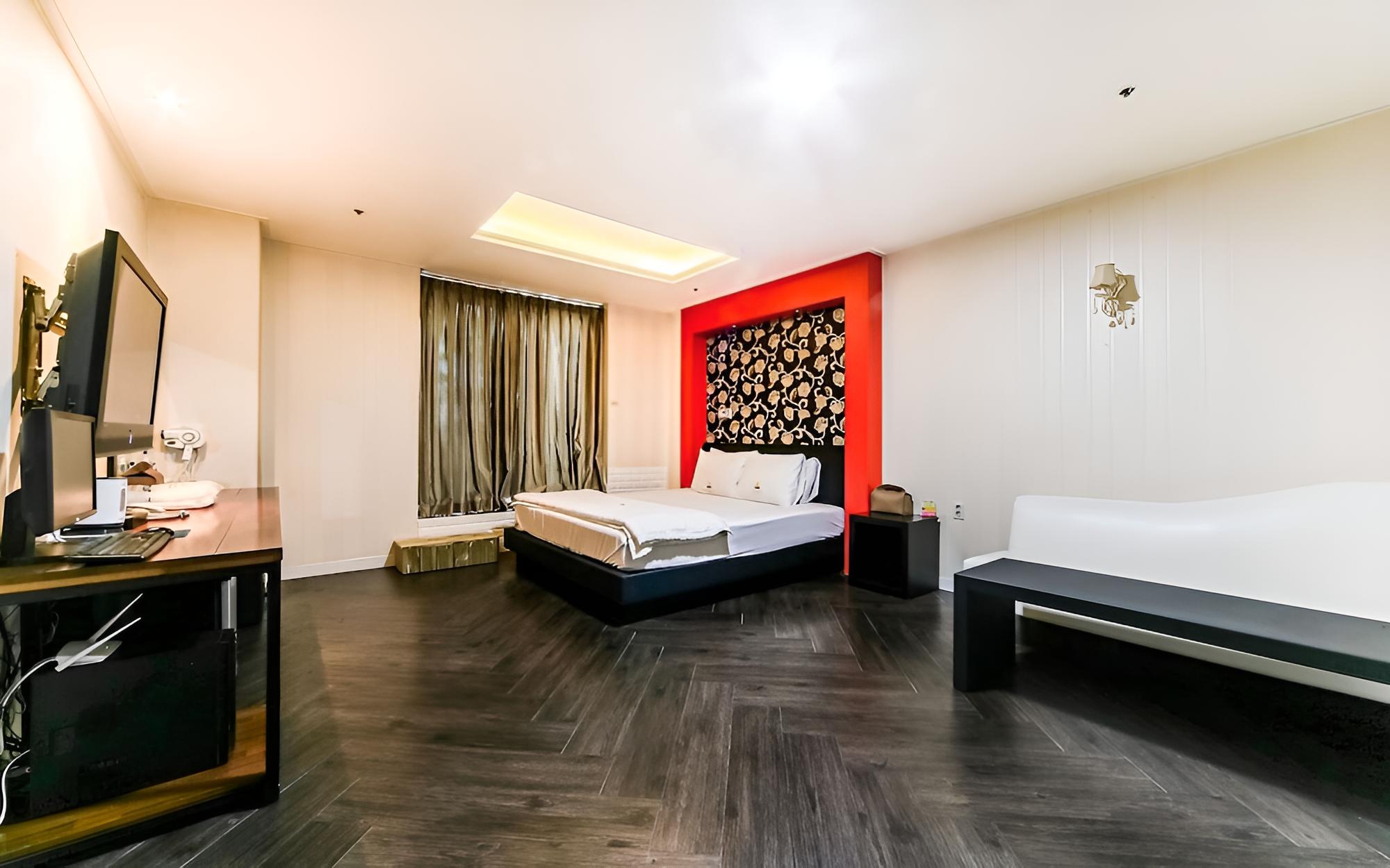 Room (Vacation Room 1 (Netflix available))