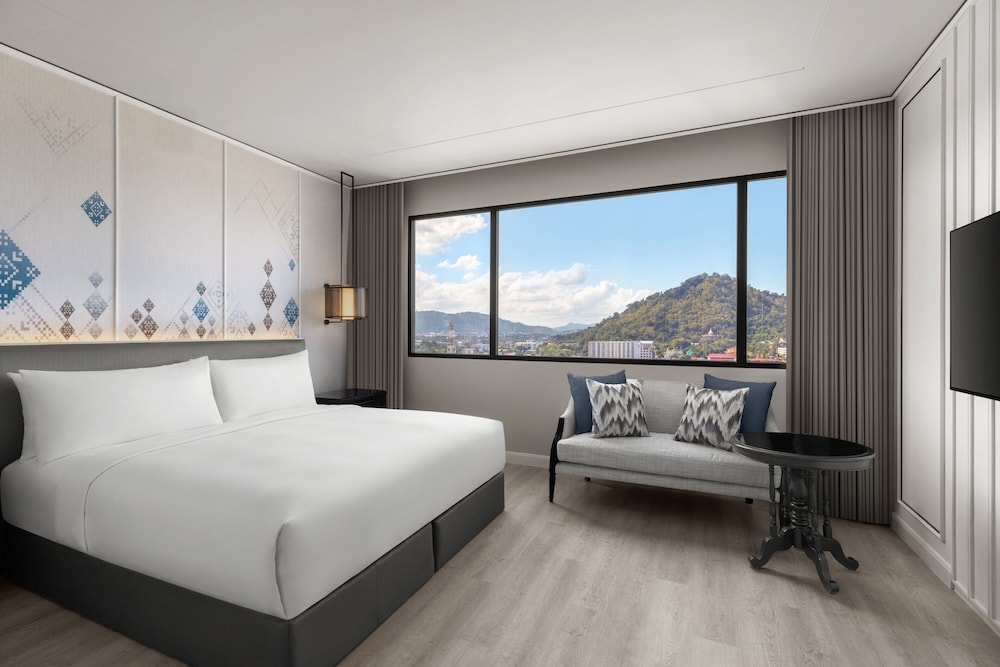 Family Suite, 1 King Bed, City View - Photo 2