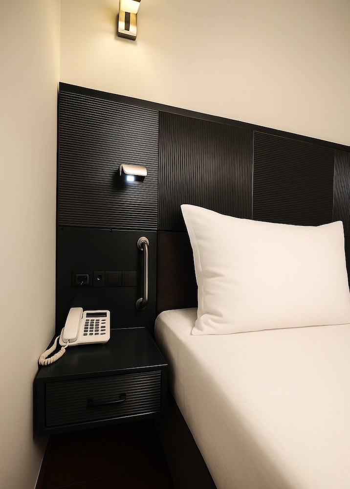 Standard Room, 1 Double Bed, Accessible, Non Smoking (Walk-in Shower;View) photo 1