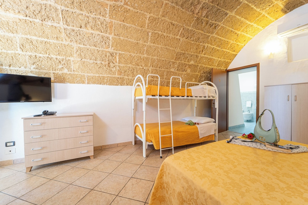 Economy Quadruple Room - Photo 2