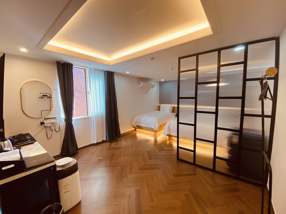 Suite - Photo 1