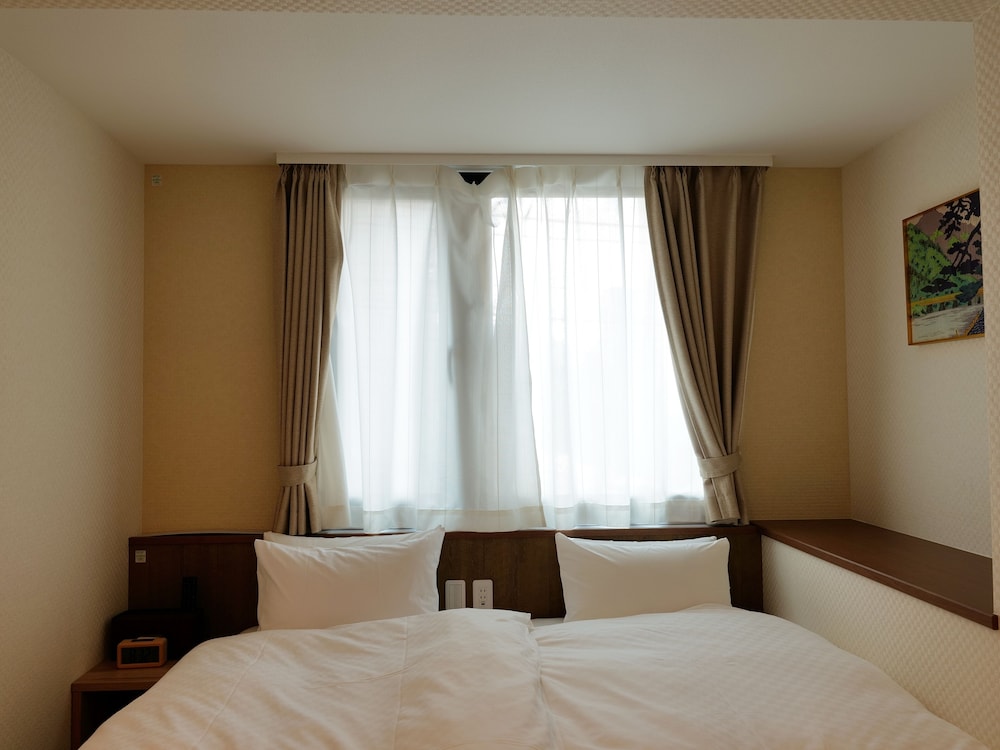 Twin Room, City View thumbnail 6
