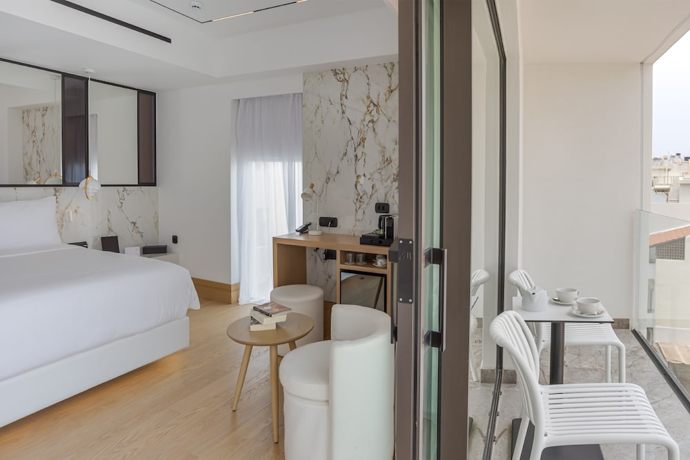 Luxury Suite - Photo 7