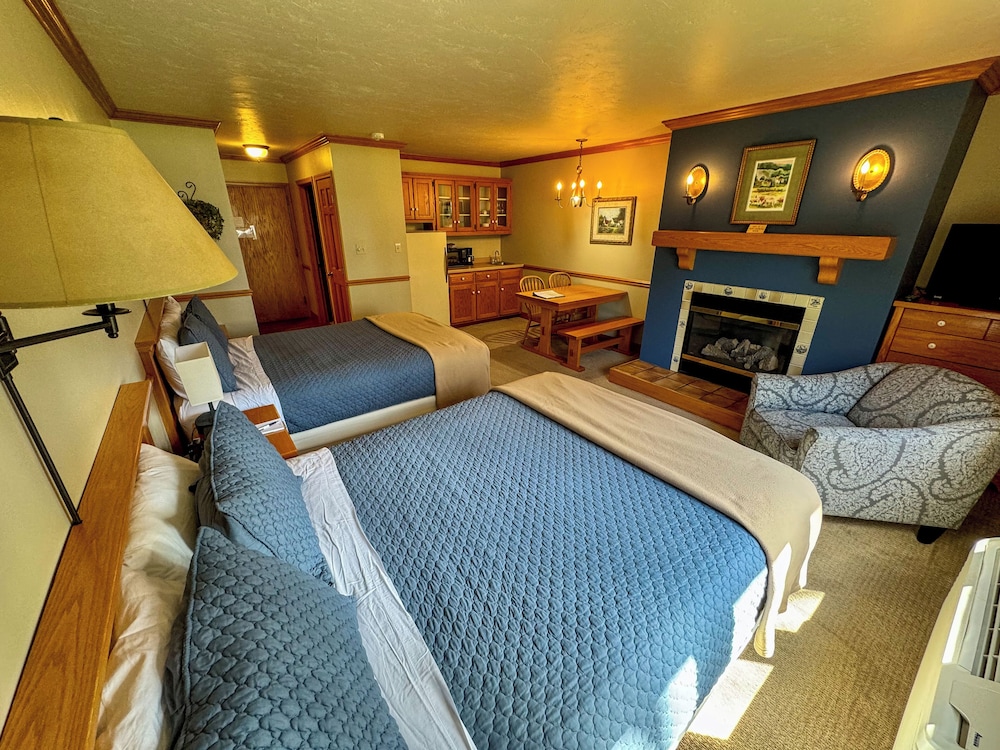 Room, 2 Queen Beds (Courtyard) photo 1