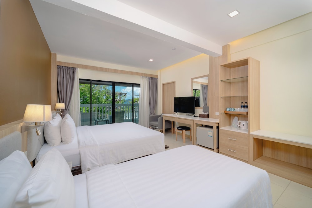 Grand Deluxe Triple Room With Balcony photo 2