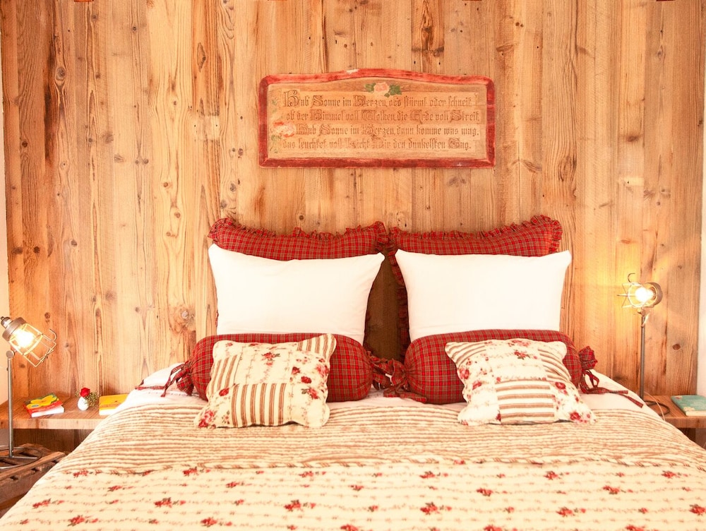 Romantic Cottage, Private Bathroom, Garden View (Igelnest)