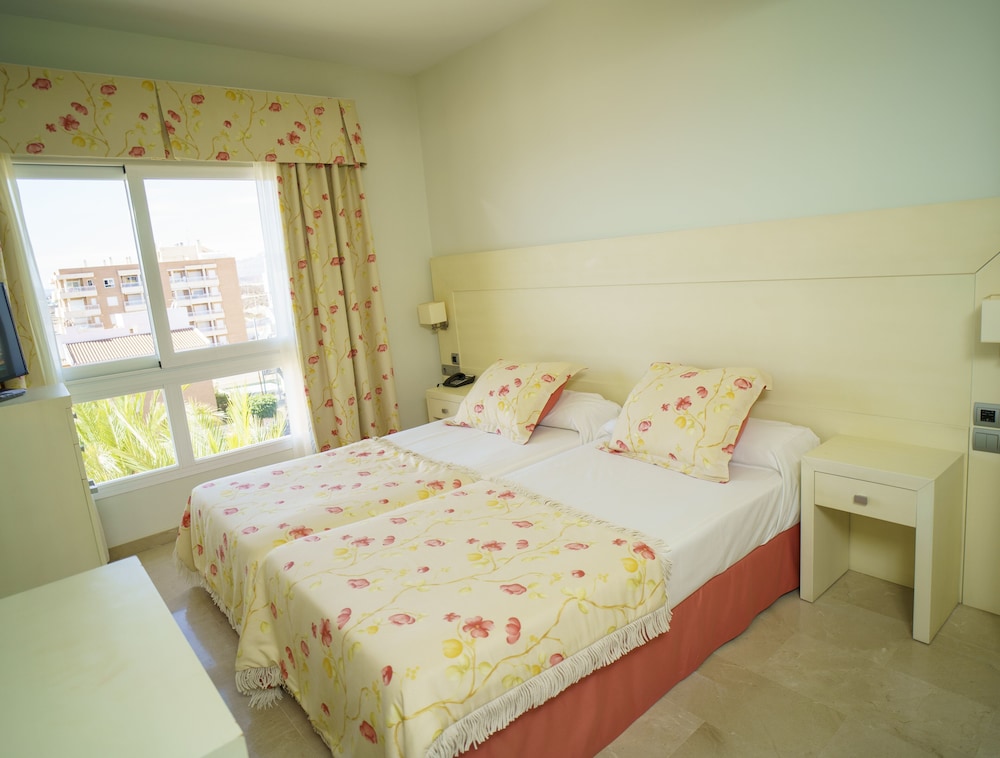 Suite, 3 Bedrooms - Photo 1