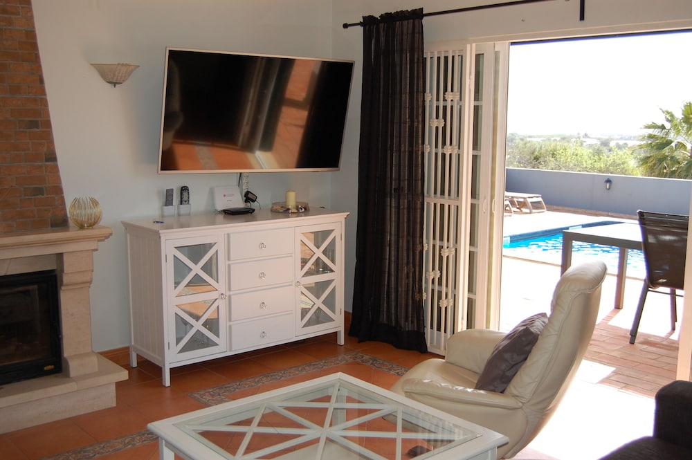 Charming 3-bedroom Villa With Wifi and Central Heating in Beautiful Santa Bárbar, 写真 4