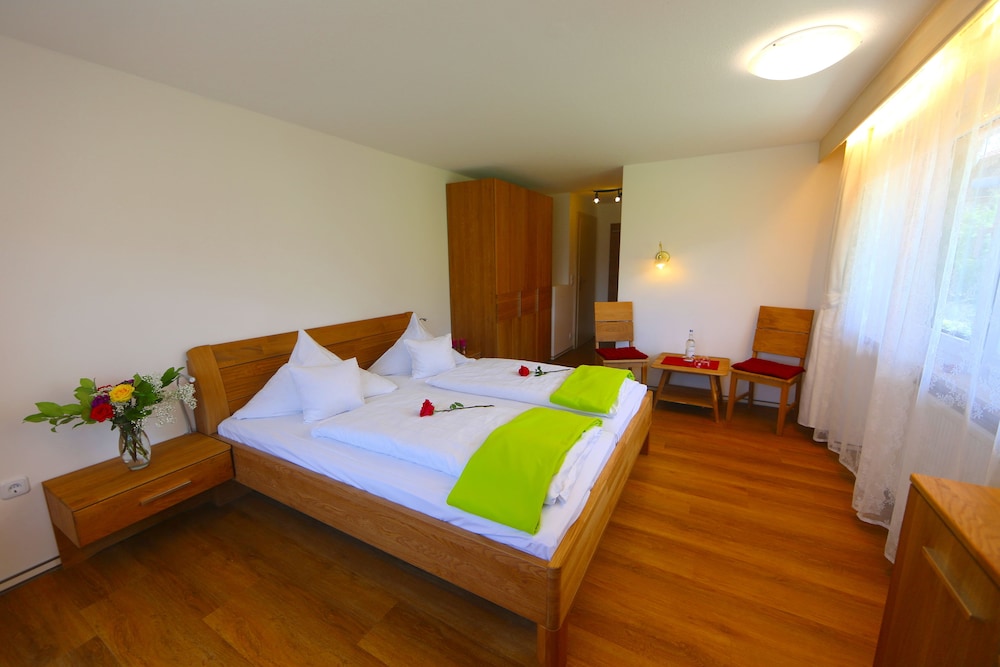 Basic Double Room, 1 King Bed photo 3