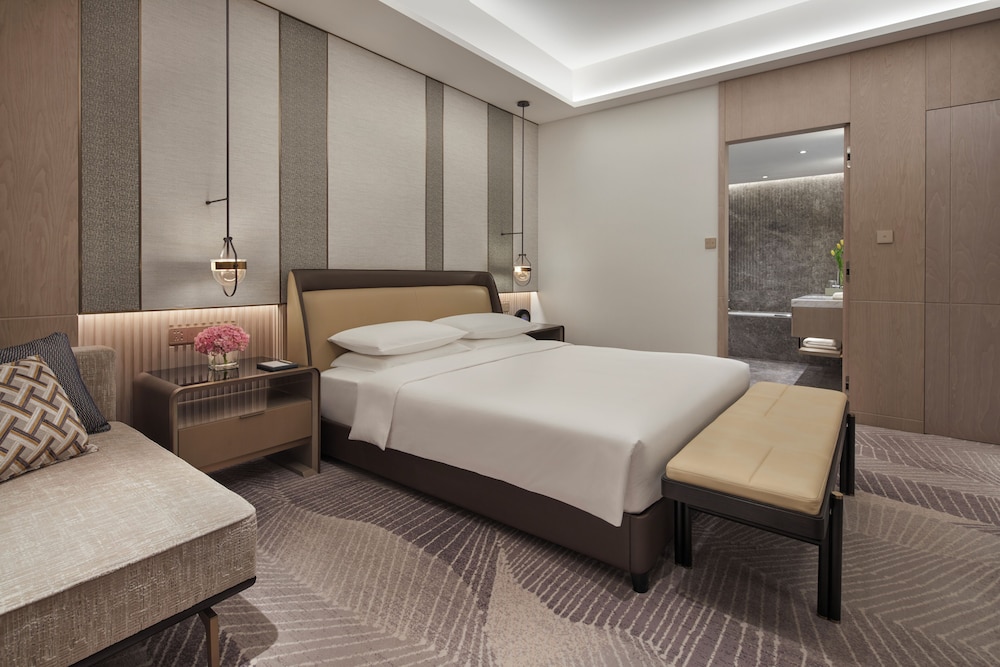 Regency Deluxe Suite - Photo 3