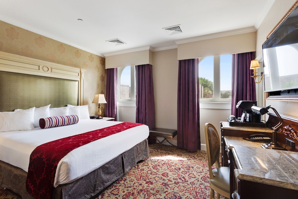 Deluxe Room, 1 King Bed - Photo 1