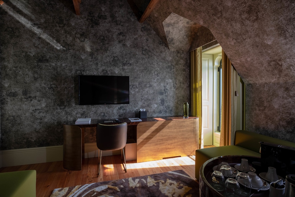 Manor House Ocean Front Suite thumbnail 6