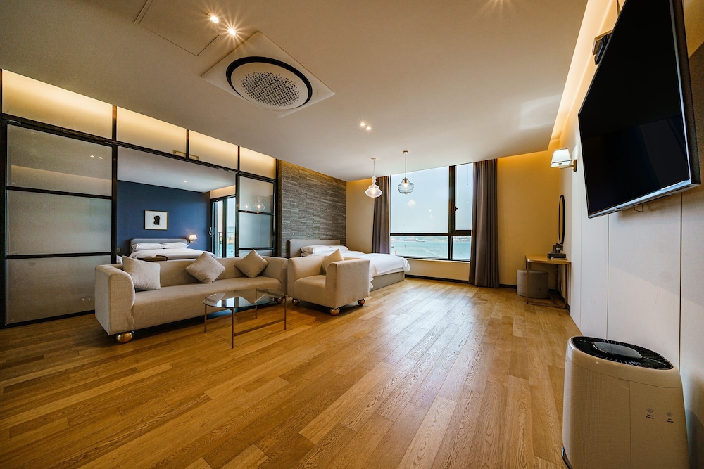 Royal Suite - Photo 13