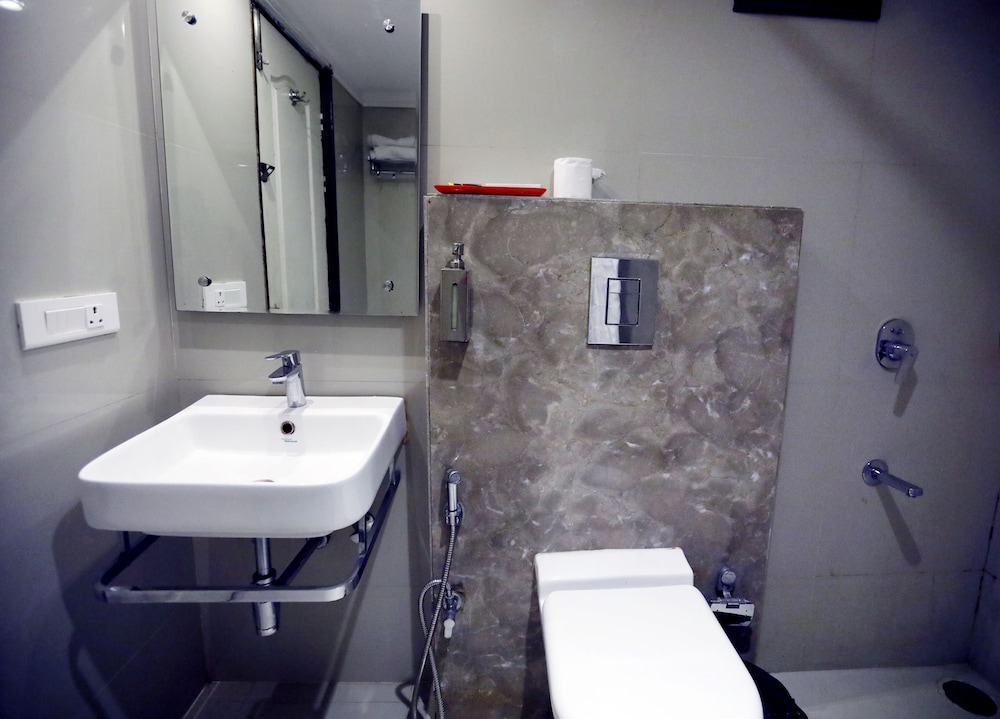 Grand Double or Twin Room, 1 Queen Bed, Refrigerator, City View photo 3
