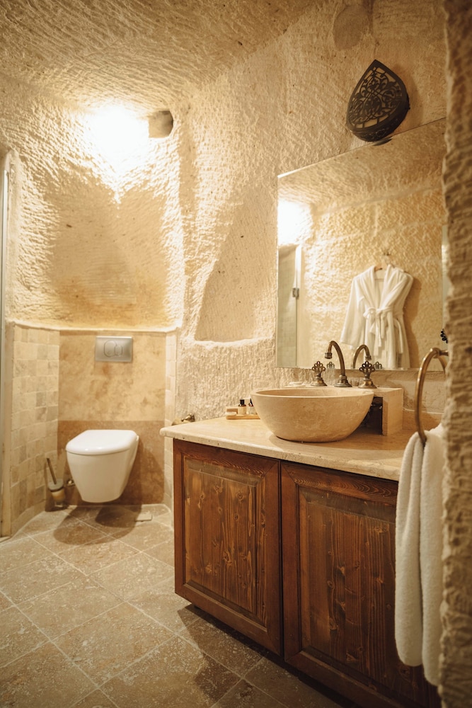 Queen Cave Suite with Stone Bathtub - Photo 6
