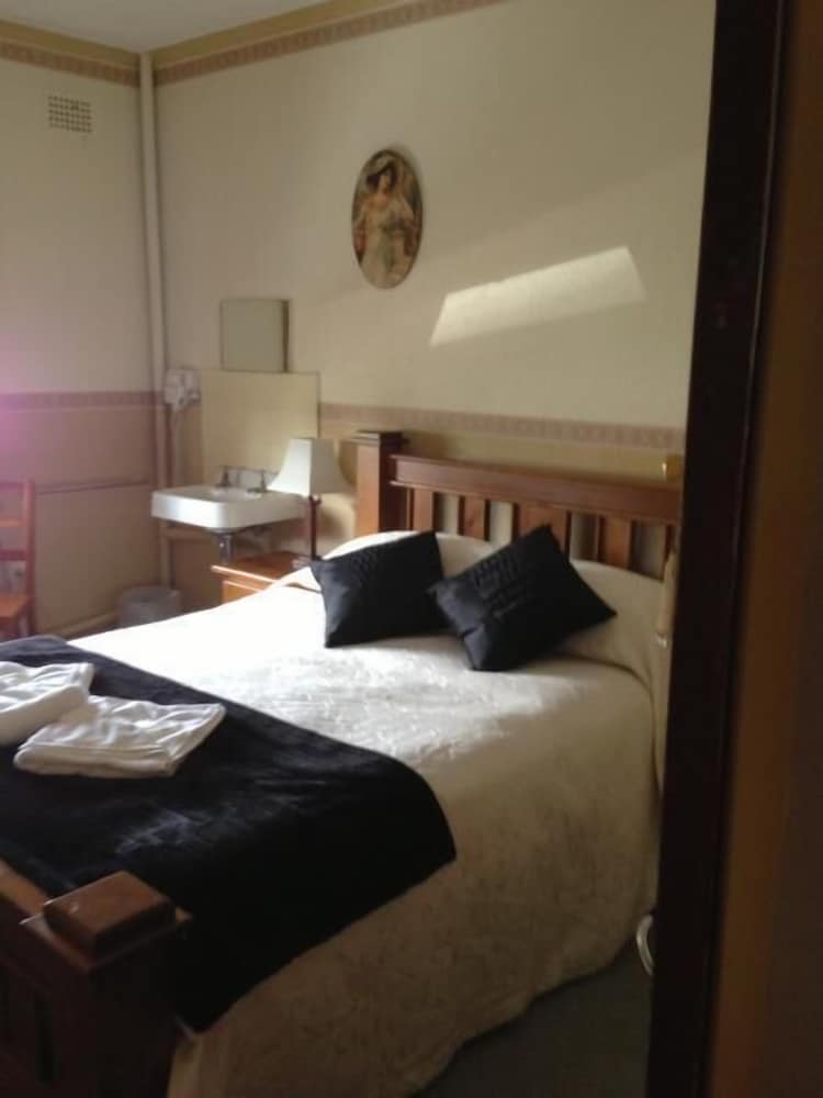 Standard Queen Plus, Shared Bathroom